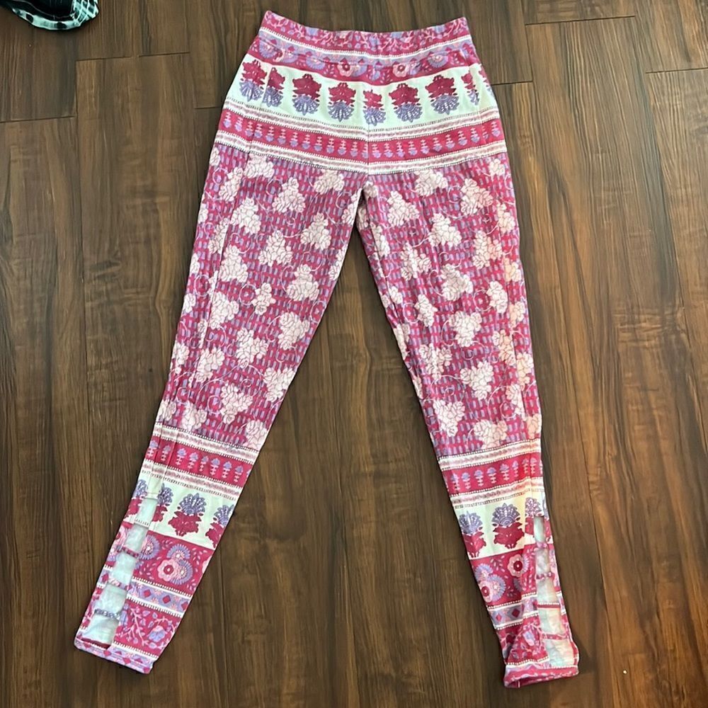 Chaser Brand LIKE NEW Leggings Pink Pattern - Bottom Cut Out XS Women’s